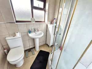 Shower room- click for photo gallery